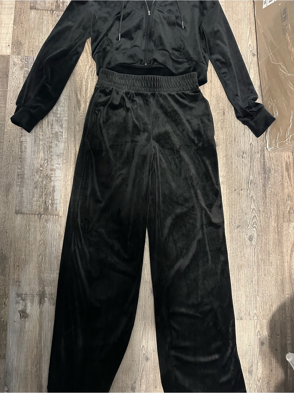 Cropped Velour Set - Picture 4 of 5